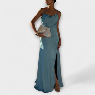 Hallie | Vestido maxi de satén con abertura