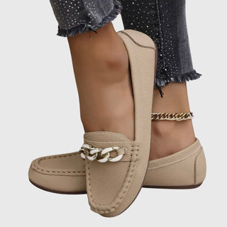Marta | Mocasín blanco con cadena decorativa