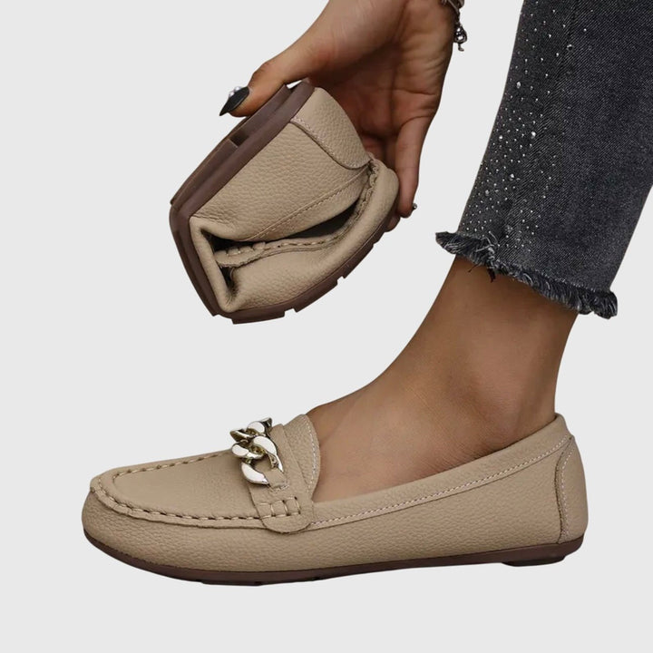 Marta | Mocasín blanco con cadena decorativa