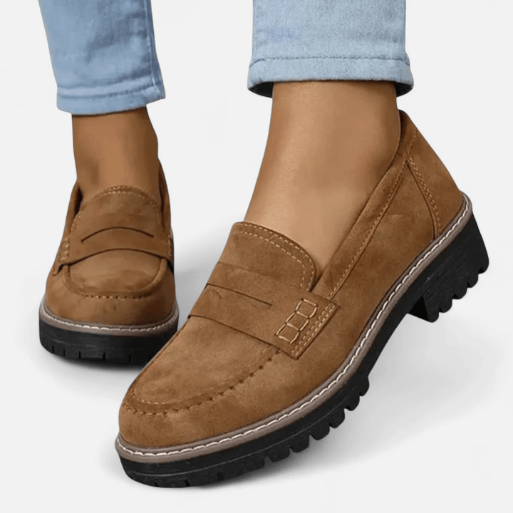 Sofía | Mocasín negro con suela track