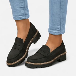 Sofía | Mocasín negro con suela track
