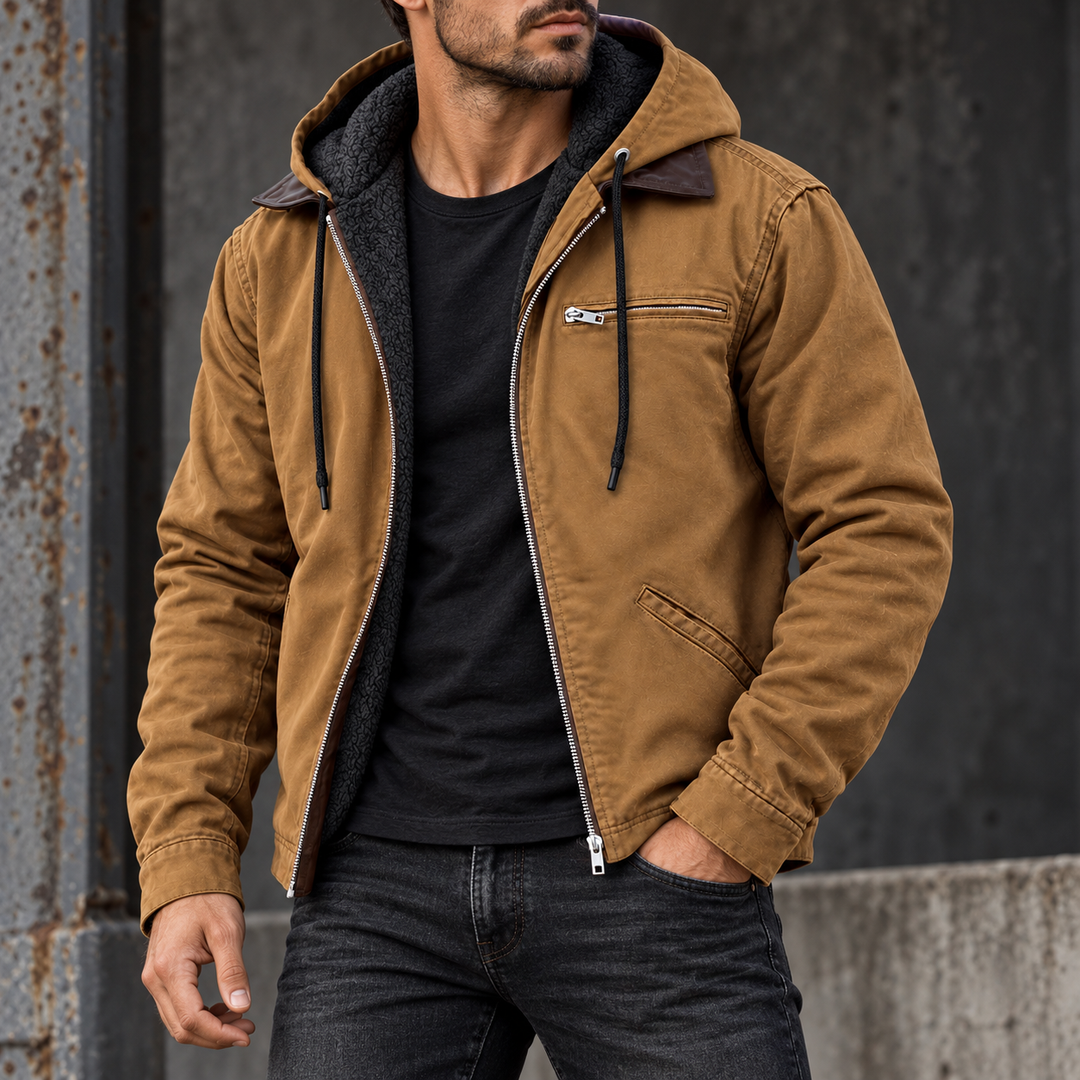 Chaqueta Ricardo en color marrón en un entorno urbano