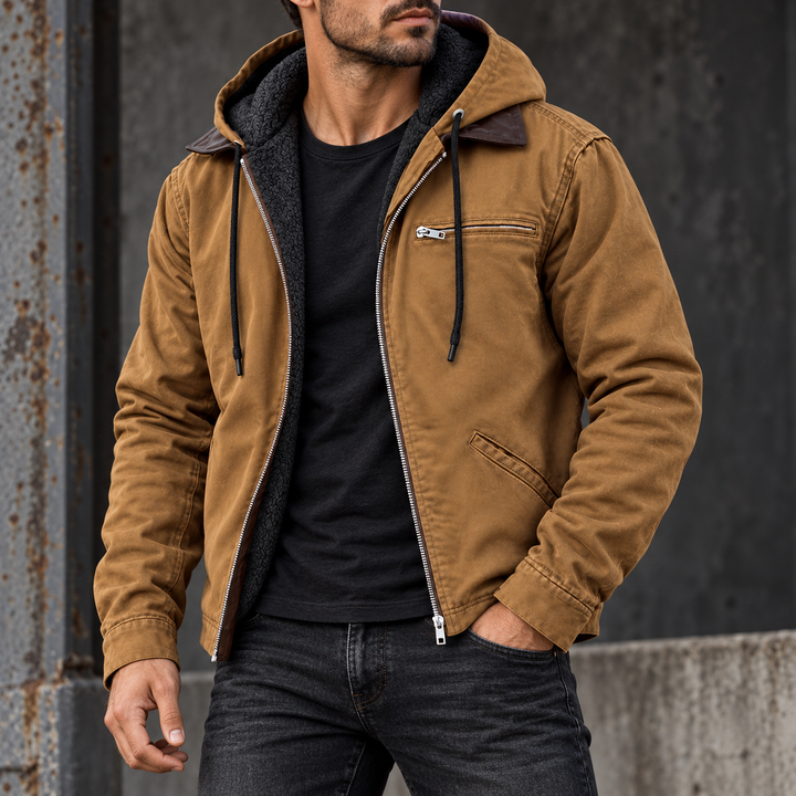 Chaqueta Ricardo en color marrón en un entorno urbano